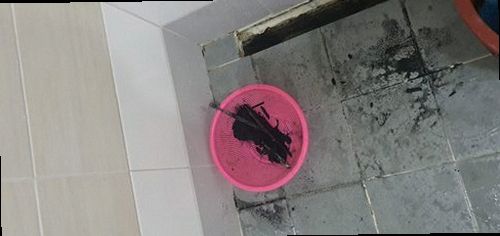 상록구 본오2동 하수구막힘 배수구 주변 이물질과 물 빠짐 상태를 확인하는 모습