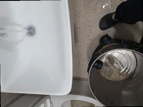 상록구 팔곡이동 하수구막힘 배수 상태와 배관 연결부를 확인하는 점검 과정
